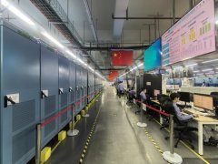 <b>平台属+工业智能机械人操做系统</b>